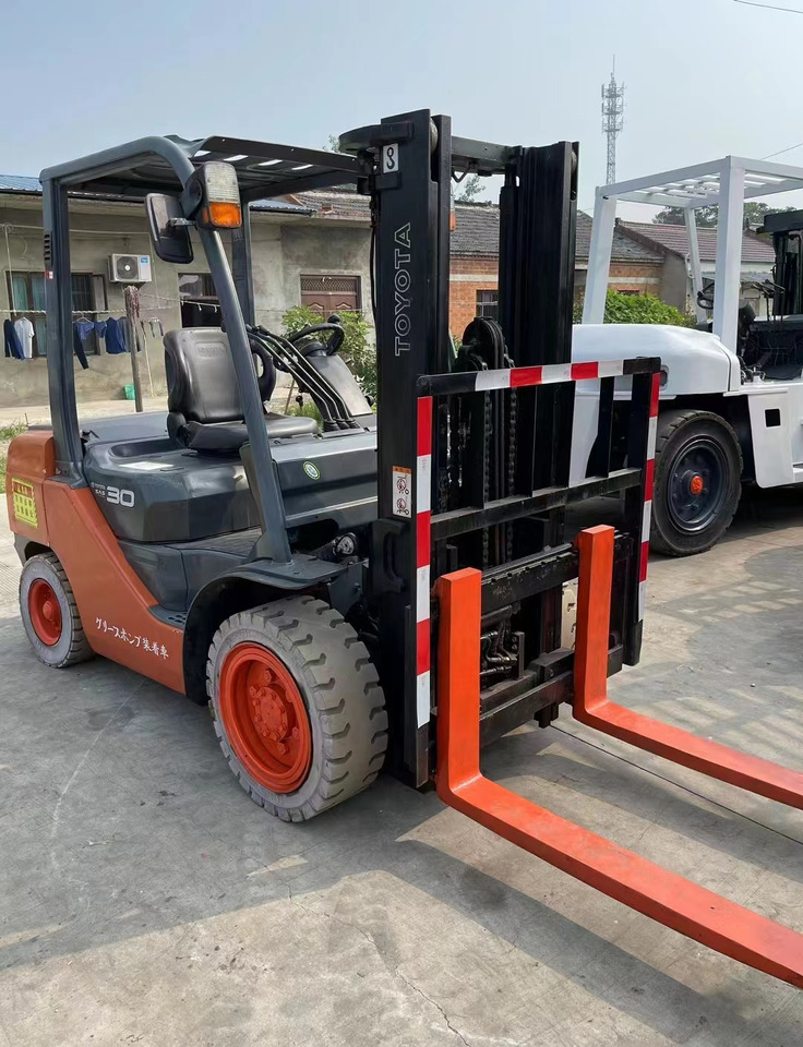 TOYOTA 3Ton Forklift Click for Discount - Дизел вилушкар: слика 2 TOYOTA 3Ton Forklift Click for Discount - Дизел вилушкар: слика 2