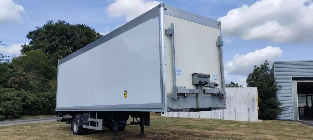 Semi-remorque 1 Essieu DISTRIBOX HAYON 24 PALETTES 2 PORTES AR 2M80 - Полуприколка сандучар: слика 1 Semi-remorque 1 Essieu DISTRIBOX HAYON 24 PALETTES 2 PORTES AR 2M80 - Полуприколка сандучар: слика 1