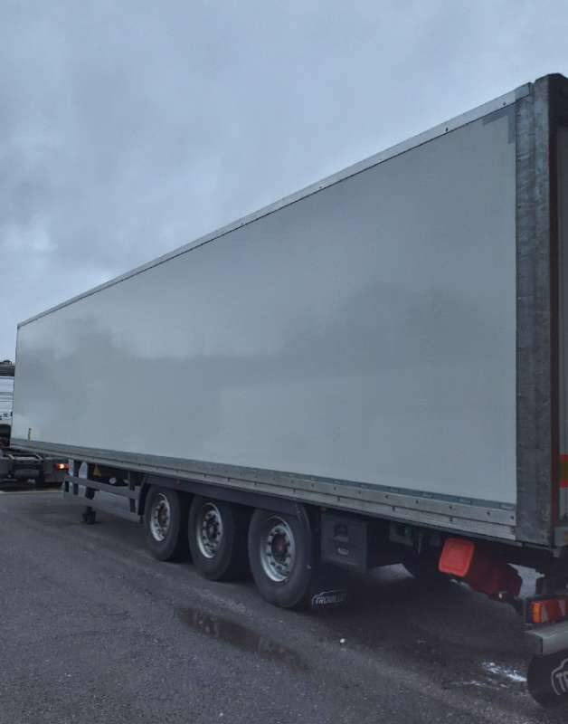 Semi-remorque 3 Essieux SEMI RECONDITONNEE -38 TONNES PORTE RELEVANTE - Полуприколка сандучар: слика 1 Semi-remorque 3 Essieux SEMI RECONDITONNEE -38 TONNES PORTE RELEVANTE - Полуприколка сандучар: слика 1