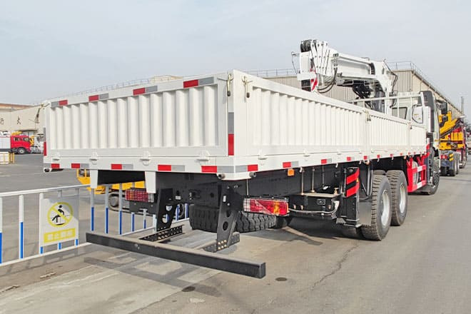 FAW FAW Truck Mounted Crane with Hydraulic Boom for Sale in Kuwait - Камион со кран: слика 3 FAW FAW Truck Mounted Crane with Hydraulic Boom for Sale in Kuwait - Камион со кран: слика 3