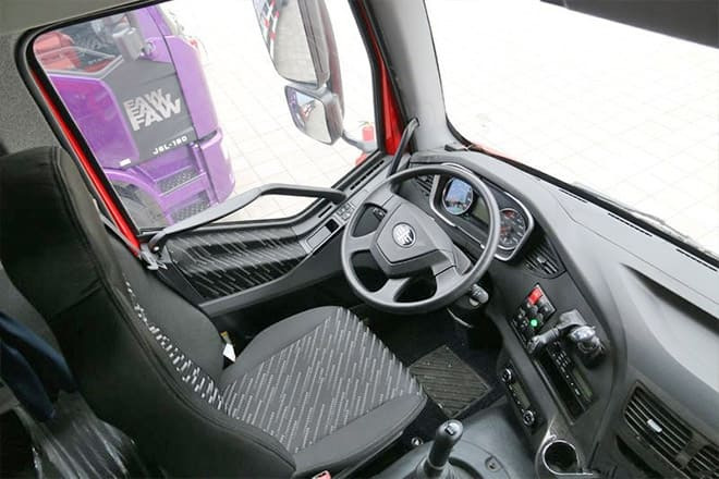 FAW Faw J6P Box Truck 4X2 for Sale in Sierra Leone - Камион сандучар: слика 4 FAW Faw J6P Box Truck 4X2 for Sale in Sierra Leone - Камион сандучар: слика 4