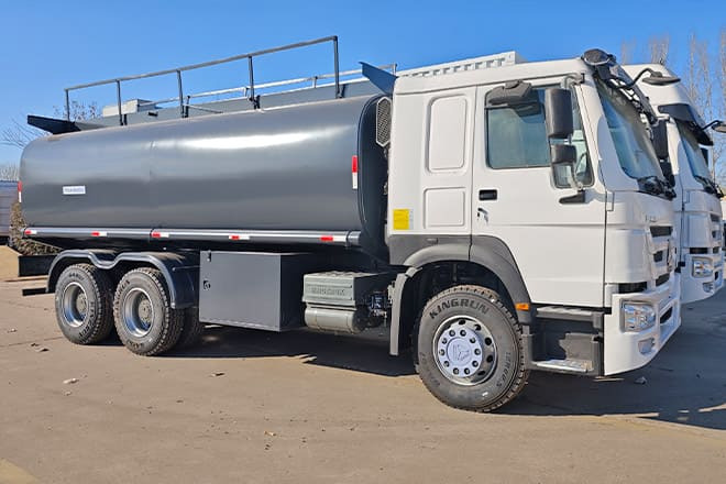 SINOTRUK 2025 New Howo Oil Tanker Trucks for Sale in Congo - Камион цистерна: слика 2 SINOTRUK 2025 New Howo Oil Tanker Trucks for Sale in Congo - Камион цистерна: слика 2