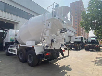 SINOTRUK Cement Mixer Truck for Sale in Zambia - Камион миксер за бетон: слика 3 SINOTRUK Cement Mixer Truck for Sale in Zambia - Камион миксер за бетон: слика 3