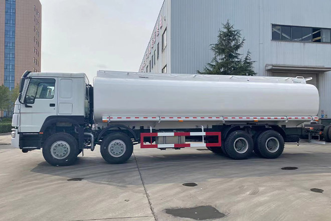 SINOTRUK Howo 371 Petrol Tank Truck Price for Sale in Saudi Arabia - Камион цистерна: слика 2 SINOTRUK Howo 371 Petrol Tank Truck Price for Sale in Saudi Arabia - Камион цистерна: слика 2