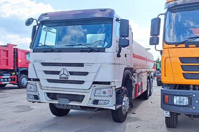 SINOTRUK Howo 400 Diesel Tanker Truck for Sale in Nigeria - Камион цистерна: слика 2 SINOTRUK Howo 400 Diesel Tanker Truck for Sale in Nigeria - Камион цистерна: слика 2