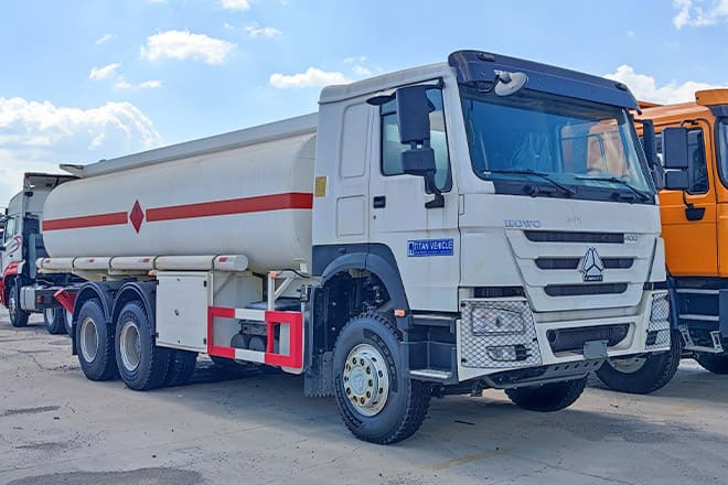 SINOTRUK Howo 400 Diesel Tanker Truck for Sale in Nigeria - Камион цистерна: слика 1 SINOTRUK Howo 400 Diesel Tanker Truck for Sale in Nigeria - Камион цистерна: слика 1