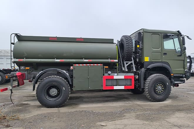 SINOTRUK Howo 4X2 Small Fuel Tanker Truck for Sale in Zambia - Камион цистерна: слика 2 SINOTRUK Howo 4X2 Small Fuel Tanker Truck for Sale in Zambia - Камион цистерна: слика 2