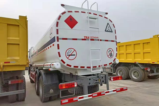 SINOTRUK Howo 6X4 Oil Truck Price for Sale in Djibouti - Камион цистерна: слика 4 SINOTRUK Howo 6X4 Oil Truck Price for Sale in Djibouti - Камион цистерна: слика 4