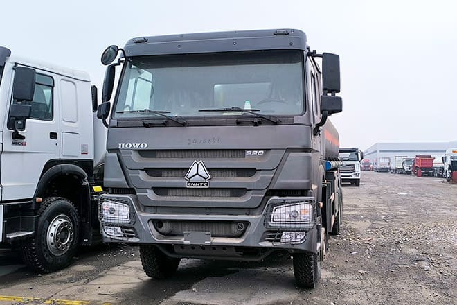 SINOTRUK Howo 6x4 380 Oil Truck for Sale in Mali - Камион цистерна: слика 2 SINOTRUK Howo 6x4 380 Oil Truck for Sale in Mali - Камион цистерна: слика 2