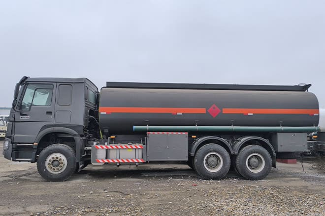 SINOTRUK Howo 6x4 380 Oil Truck for Sale in Mali - Камион цистерна: слика 3 SINOTRUK Howo 6x4 380 Oil Truck for Sale in Mali - Камион цистерна: слика 3