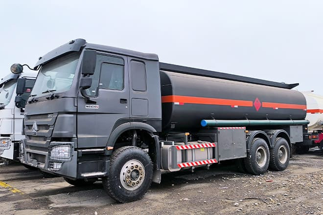 SINOTRUK Howo 6x4 380 Oil Truck for Sale in Mali - Камион цистерна: слика 1 SINOTRUK Howo 6x4 380 Oil Truck for Sale in Mali - Камион цистерна: слика 1