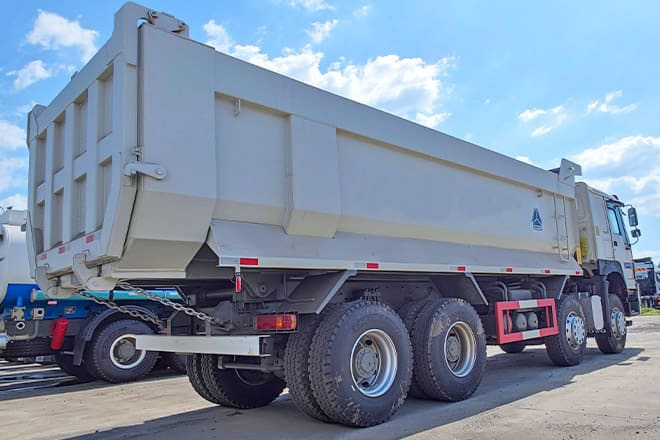 SINOTRUK Howo 8x4 Tipper Truck for Sale in Guinea - Кипер: слика 5 SINOTRUK Howo 8x4 Tipper Truck for Sale in Guinea - Кипер: слика 5