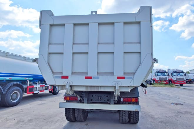SINOTRUK Howo 8x4 Tipper Truck for Sale in Guinea - Кипер: слика 4 SINOTRUK Howo 8x4 Tipper Truck for Sale in Guinea - Кипер: слика 4