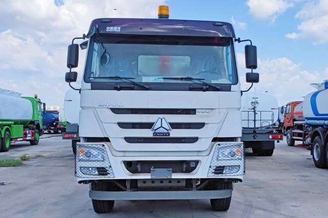 SINOTRUK Howo 8x4 Tipper Truck for Sale in Guinea - Кипер: слика 2 SINOTRUK Howo 8x4 Tipper Truck for Sale in Guinea - Кипер: слика 2