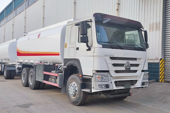 SINOTRUK Sinotruk Howo Fuel Tanker Truck Price for Sale in Ghana - Камион цистерна: слика 4 SINOTRUK Sinotruk Howo Fuel Tanker Truck Price for Sale in Ghana - Камион цистерна: слика 4