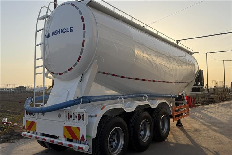 TITAN 3 Axle 50 Ton Dry Bulker Cement Tanker Trailer for Sale In Saudi Arabia - Полуприколка силос: слика 2 TITAN 3 Axle 50 Ton Dry Bulker Cement Tanker Trailer for Sale In Saudi Arabia - Полуприколка силос: слика 2