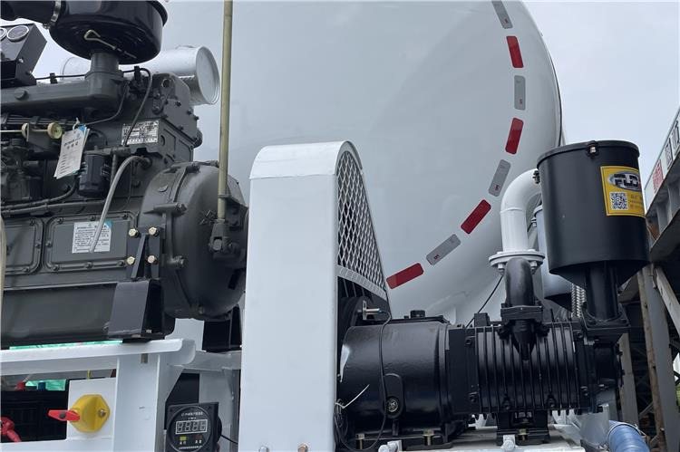 TITAN 4 Axle Bulker Cement Tanker Trailer for Sale In Zambia - Полуприколка цистерна: слика 3 TITAN 4 Axle Bulker Cement Tanker Trailer for Sale In Zambia - Полуприколка цистерна: слика 3