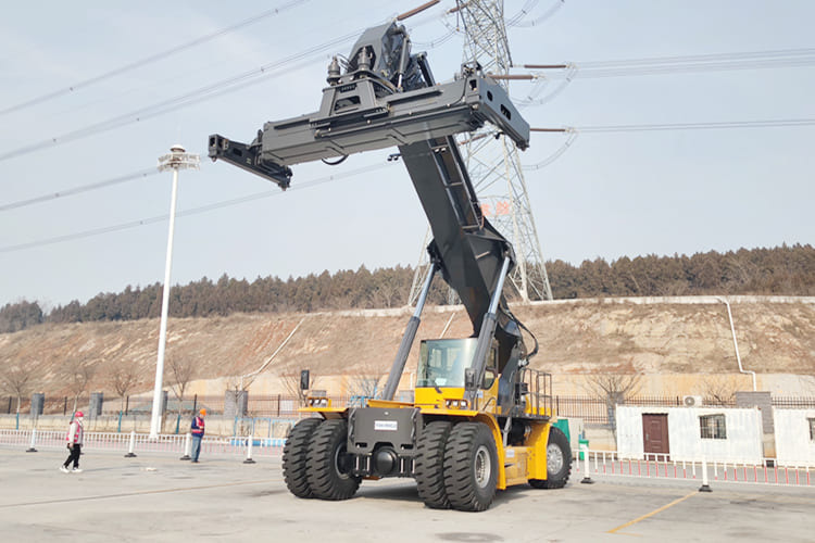 XCMG Container Reach Stacker for Sale in Ghana - Ракувач со контејнери: слика 3 XCMG Container Reach Stacker for Sale in Ghana - Ракувач со контејнери: слика 3