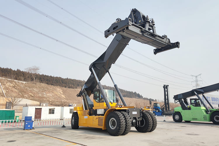 XCMG Container Reach Stacker for Sale in Ghana - Ракувач со контејнери: слика 2 XCMG Container Reach Stacker for Sale in Ghana - Ракувач со контејнери: слика 2