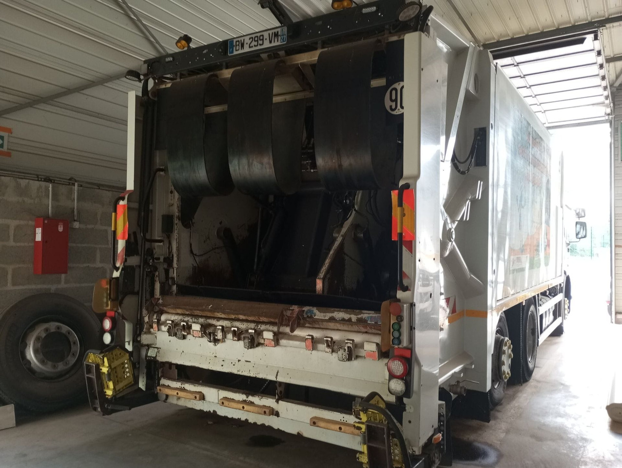 BOM de marque Renault 310 DXI - benne SEMAT bi compartiment - boite de vitesse récente de 5000 km - 2 pneus neufs - dernier passage aux mines en septembre 2023 - arrêt de circulation octobre 2023 - ba - Камион за ѓубре: слика 3 BOM de marque Renault 310 DXI - benne SEMAT bi compartiment - boite de vitesse récente de 5000 km - 2 pneus neufs - dernier passage aux mines en septembre 2023 - arrêt de circulation octobre 2023 - ba - Камион за ѓубре: слика 3