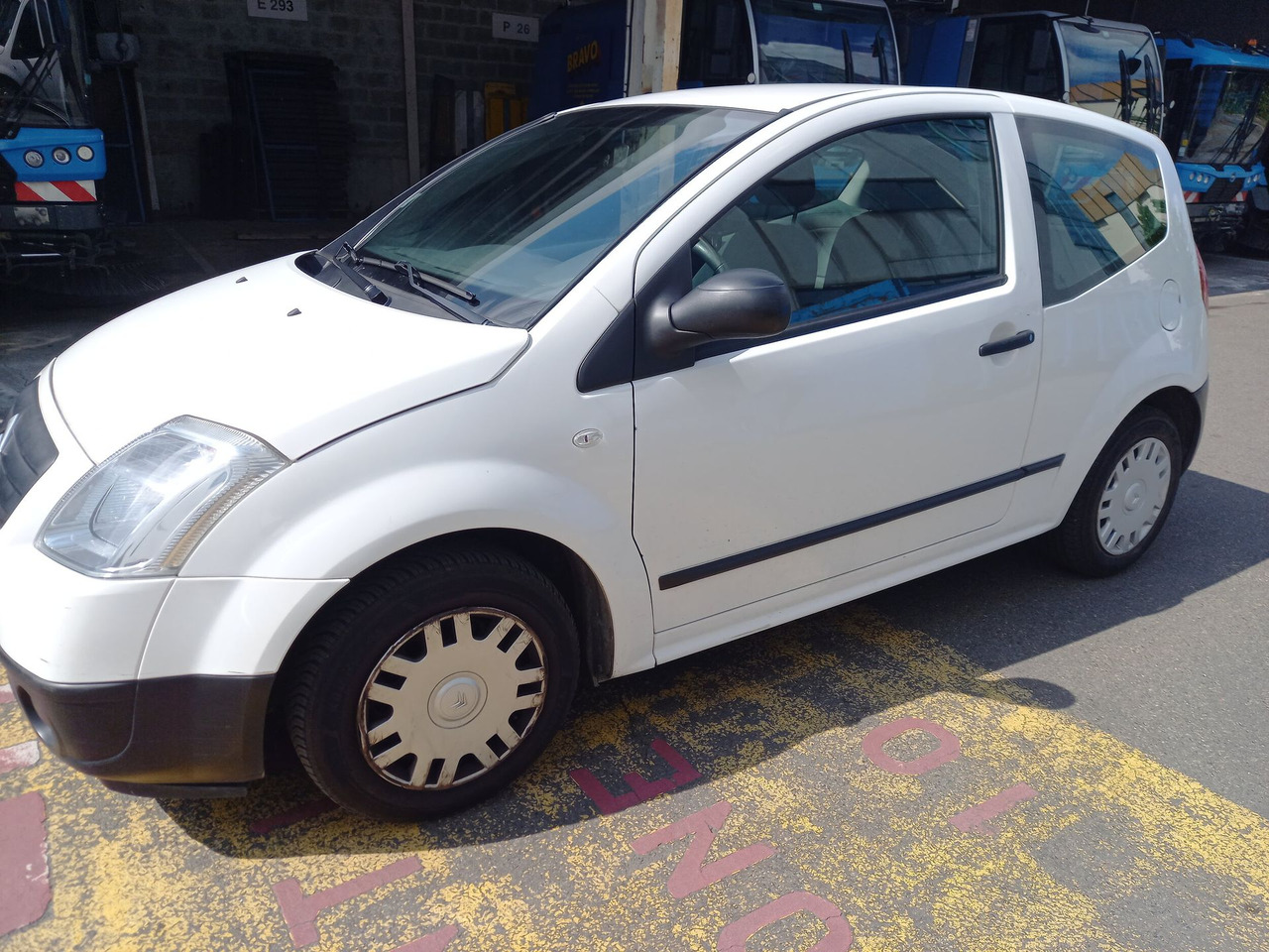 CITROEN C2 -Berline commerciale essence - 3 portes - 2 places - autoradio - BV 5 - 4CV - Carrosserie : Légères griffes sur bas de caisse côté droit (Voir photo) - Leger décalage aile avant gauche (Vo - Автомобил: слика 2 CITROEN C2 -Berline commerciale essence - 3 portes - 2 places - autoradio - BV 5 - 4CV - Carrosserie : Légères griffes sur bas de caisse côté droit (Voir photo) - Leger décalage aile avant gauche (Vo - Автомобил: слика 2