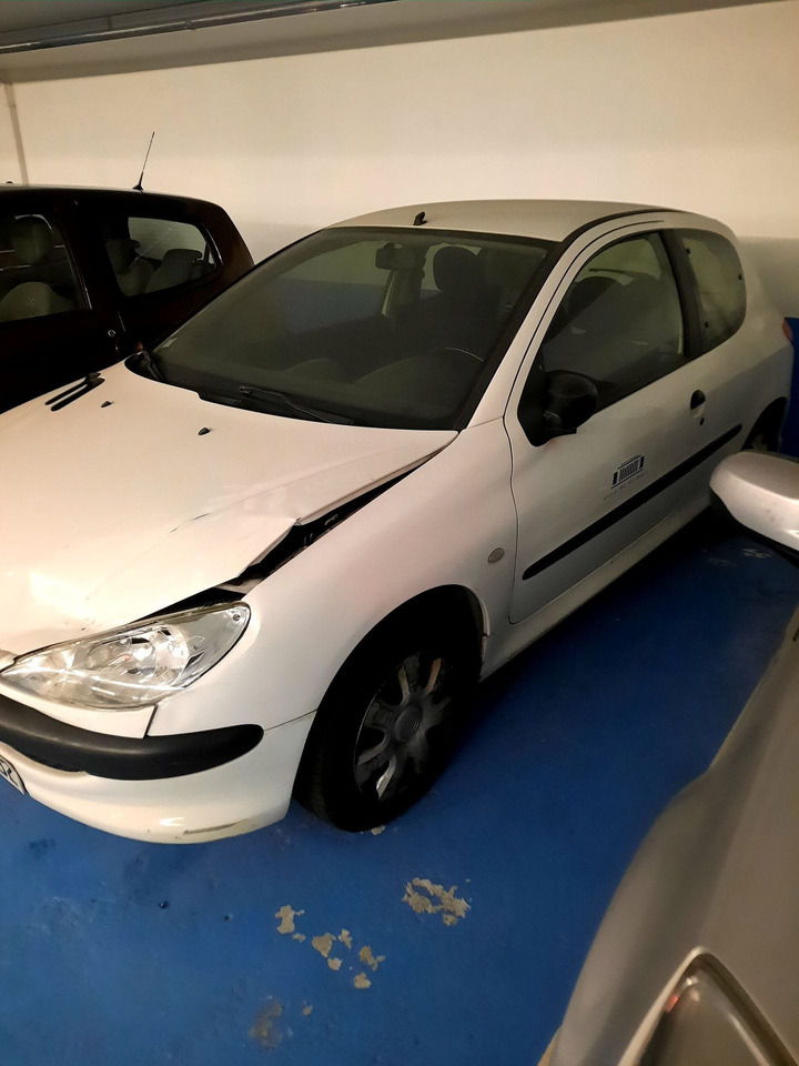PEUGEOT 206 - 1ER MAIN - ANNEE 2004 KM61907 CHOC AVANT PLUS DE BATTERIE - Автомобил: слика 1 PEUGEOT 206 - 1ER MAIN - ANNEE 2004 KM61907 CHOC AVANT PLUS DE BATTERIE - Автомобил: слика 1