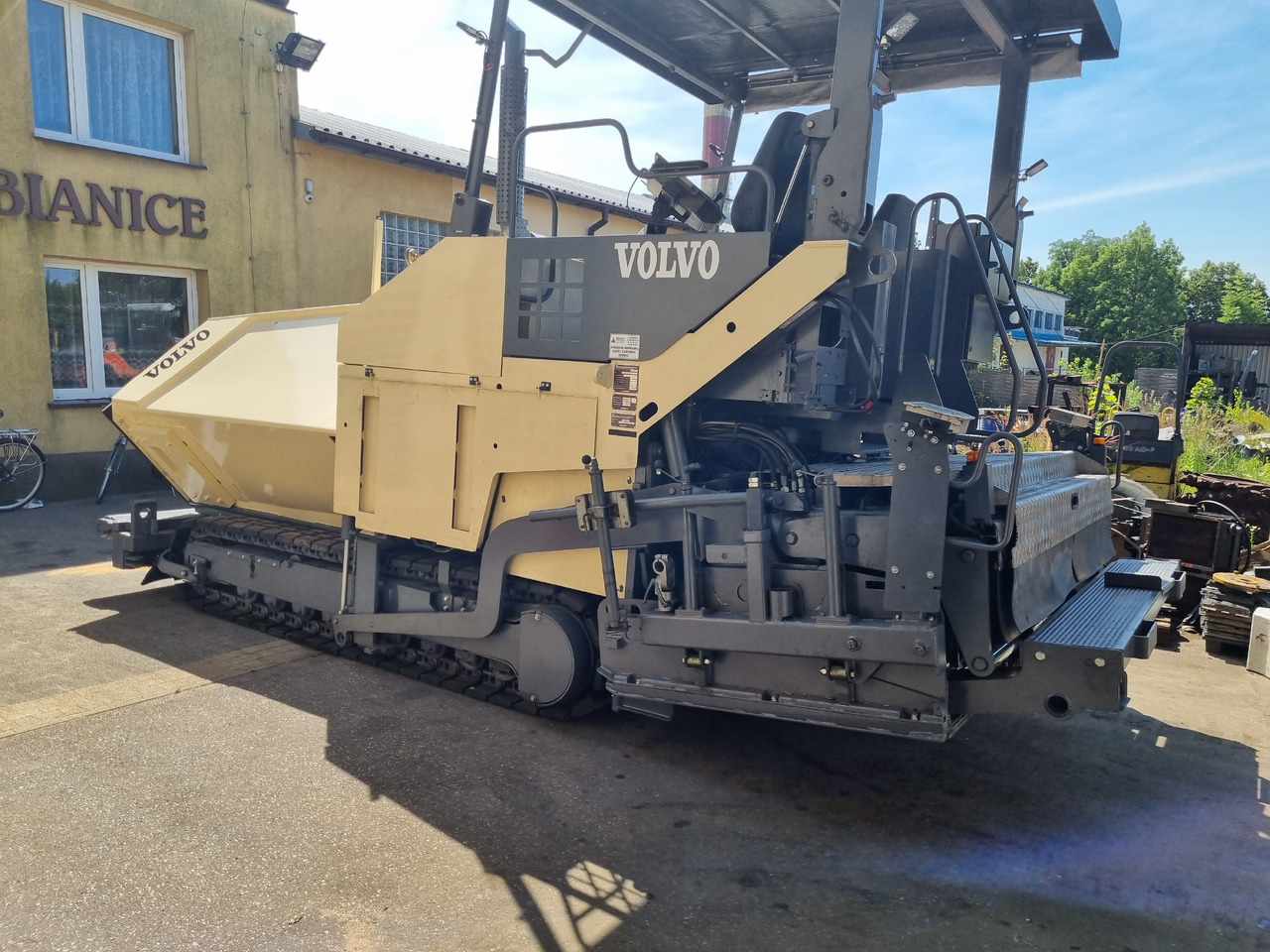 VOLVO TITAN 6820 - Асфалтен поплочувач: слика 1 VOLVO TITAN 6820 - Асфалтен поплочувач: слика 1