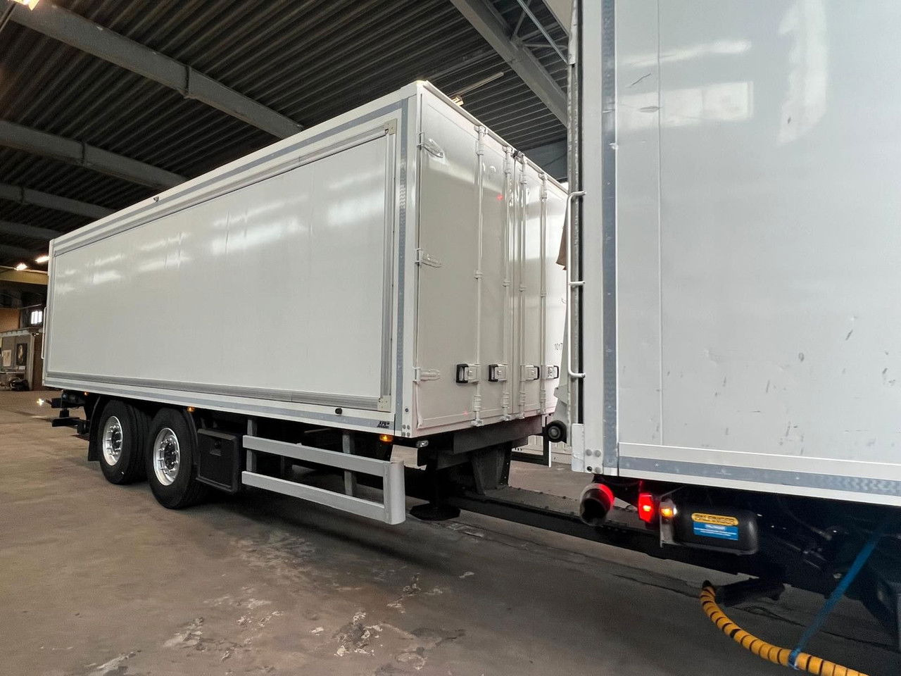 Mercedes-Benz Actros 2543 Komplettzug Voll-Luft - Lange Koffer - Камион сандучар: слика 3 Mercedes-Benz Actros 2543 Komplettzug Voll-Luft - Lange Koffer - Камион сандучар: слика 3