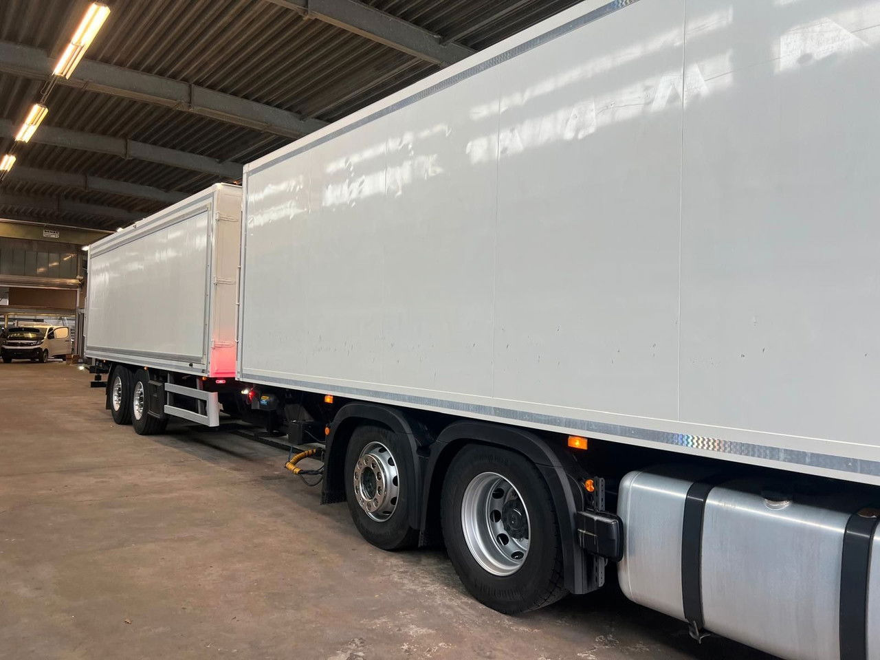 Mercedes-Benz Actros 2543 Komplettzug Voll-Luft - Lange Koffer - Камион сандучар: слика 2 Mercedes-Benz Actros 2543 Komplettzug Voll-Luft - Lange Koffer - Камион сандучар: слика 2