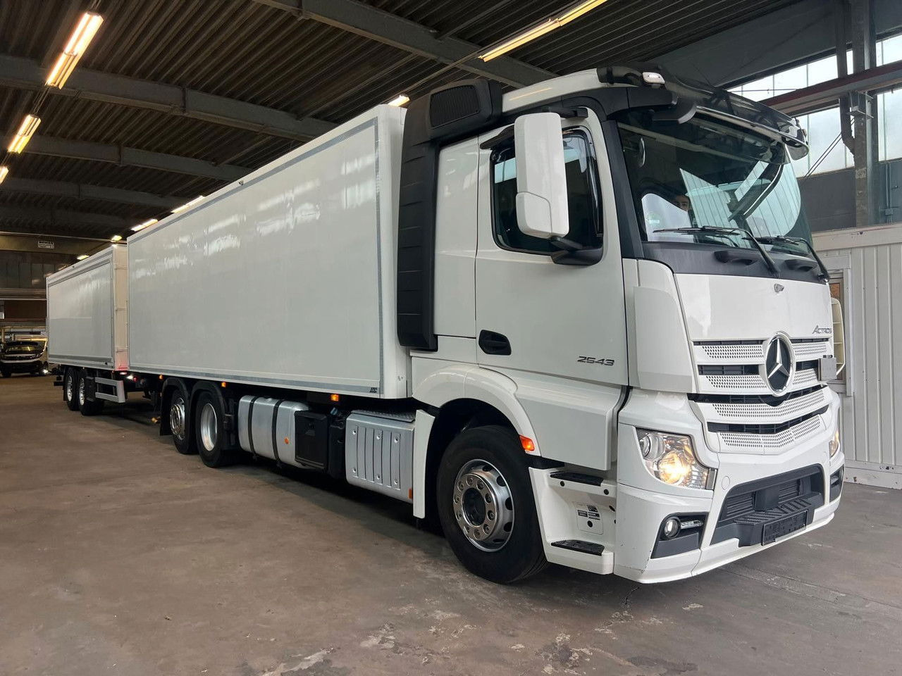 Mercedes-Benz Actros 2543 Komplettzug Voll-Luft - Lange Koffer - Камион сандучар: слика 1 Mercedes-Benz Actros 2543 Komplettzug Voll-Luft - Lange Koffer - Камион сандучар: слика 1