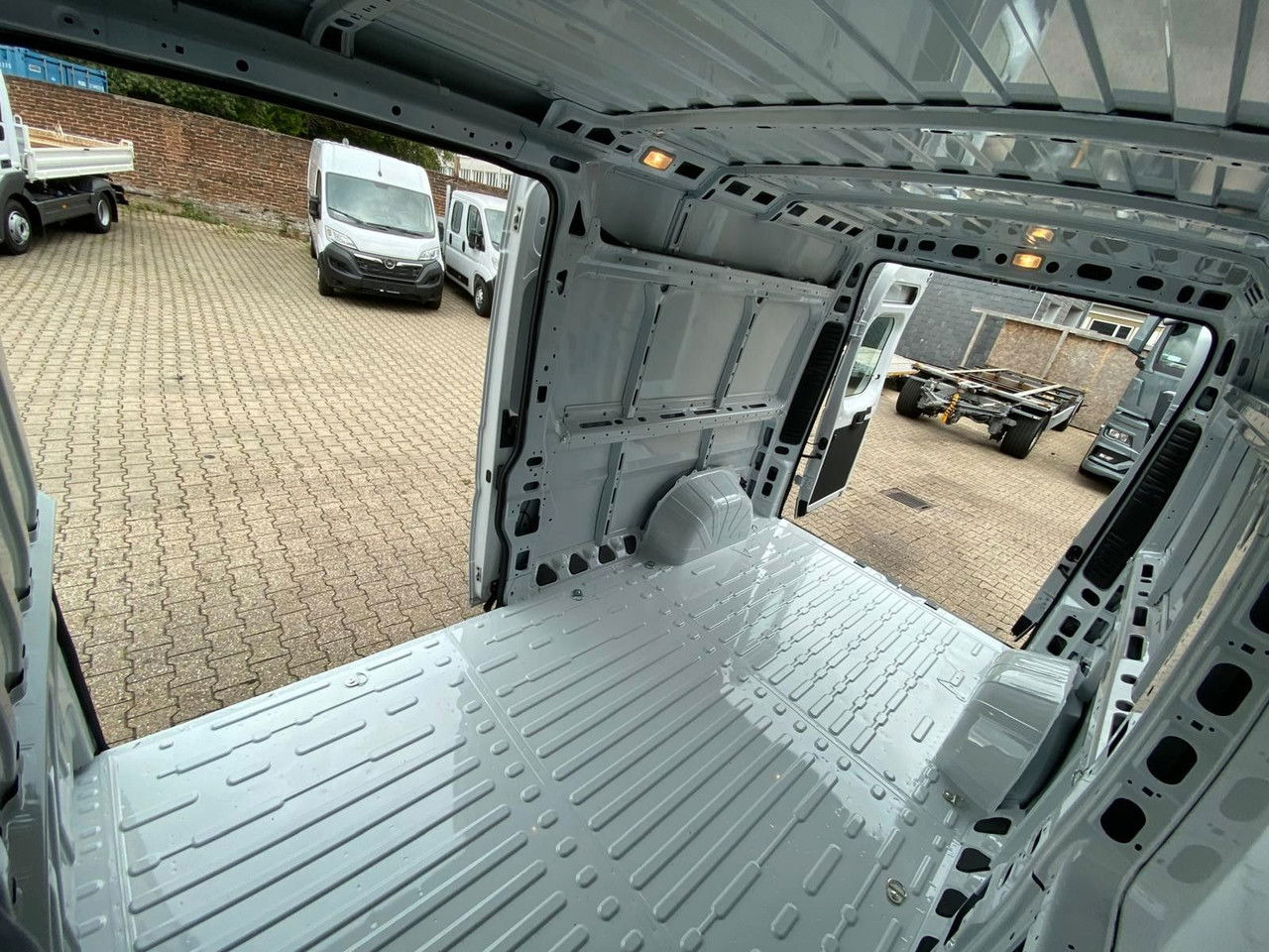 Opel Movano Cargo - Товарно комбе: слика 5 Opel Movano Cargo - Товарно комбе: слика 5