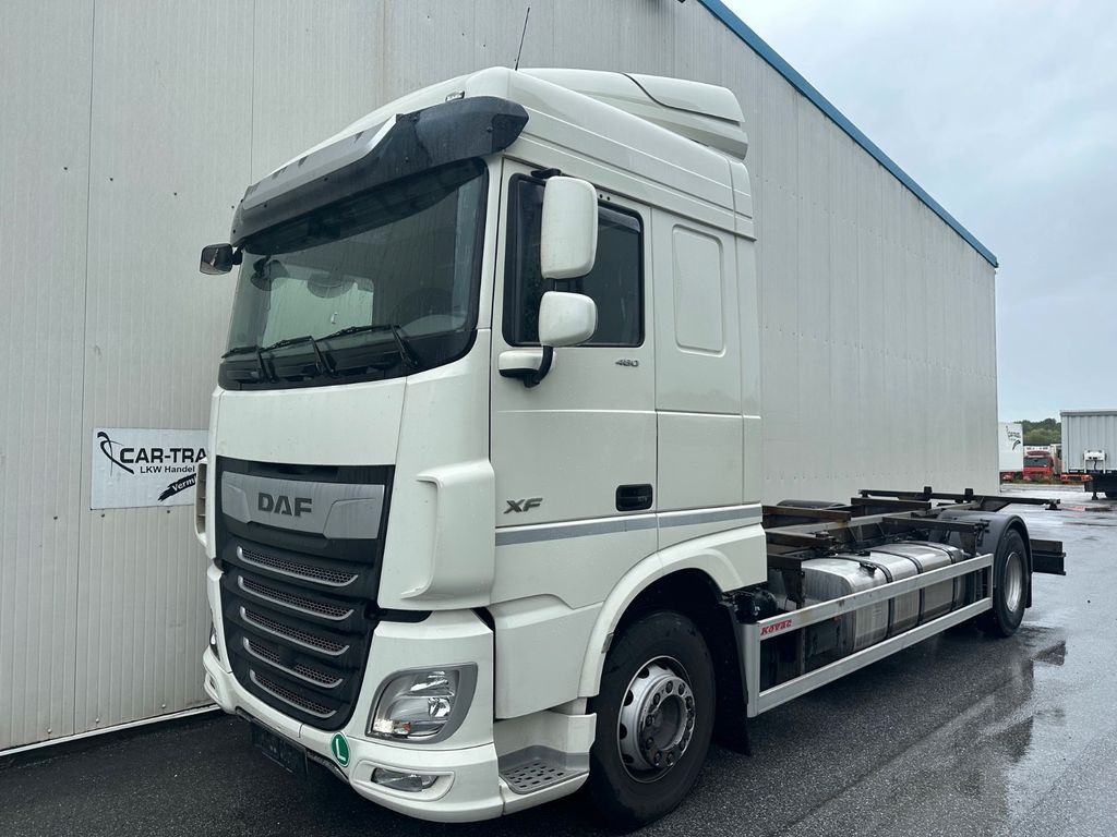 DAF XF 460 SpaceCab Retarder TÜV neu - Транспортер на контејнер/ Камион со променливо тело: слика 1 DAF XF 460 SpaceCab Retarder TÜV neu - Транспортер на контејнер/ Камион со променливо тело: слика 1