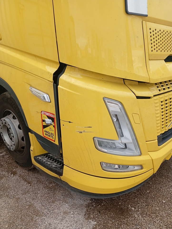 VOLVO FH 460 Aero, Damaged, Located in Bari,Italy - Камион влекач: слика 4 VOLVO FH 460 Aero, Damaged, Located in Bari,Italy - Камион влекач: слика 4