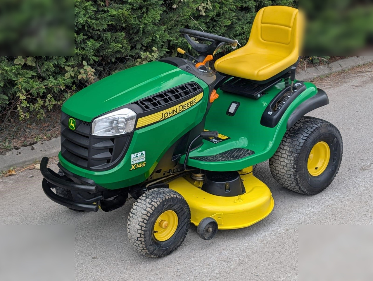 2011 JOHN DEERE X145 - Градинарска косилка: слика 2 2011 JOHN DEERE X145 - Градинарска косилка: слика 2