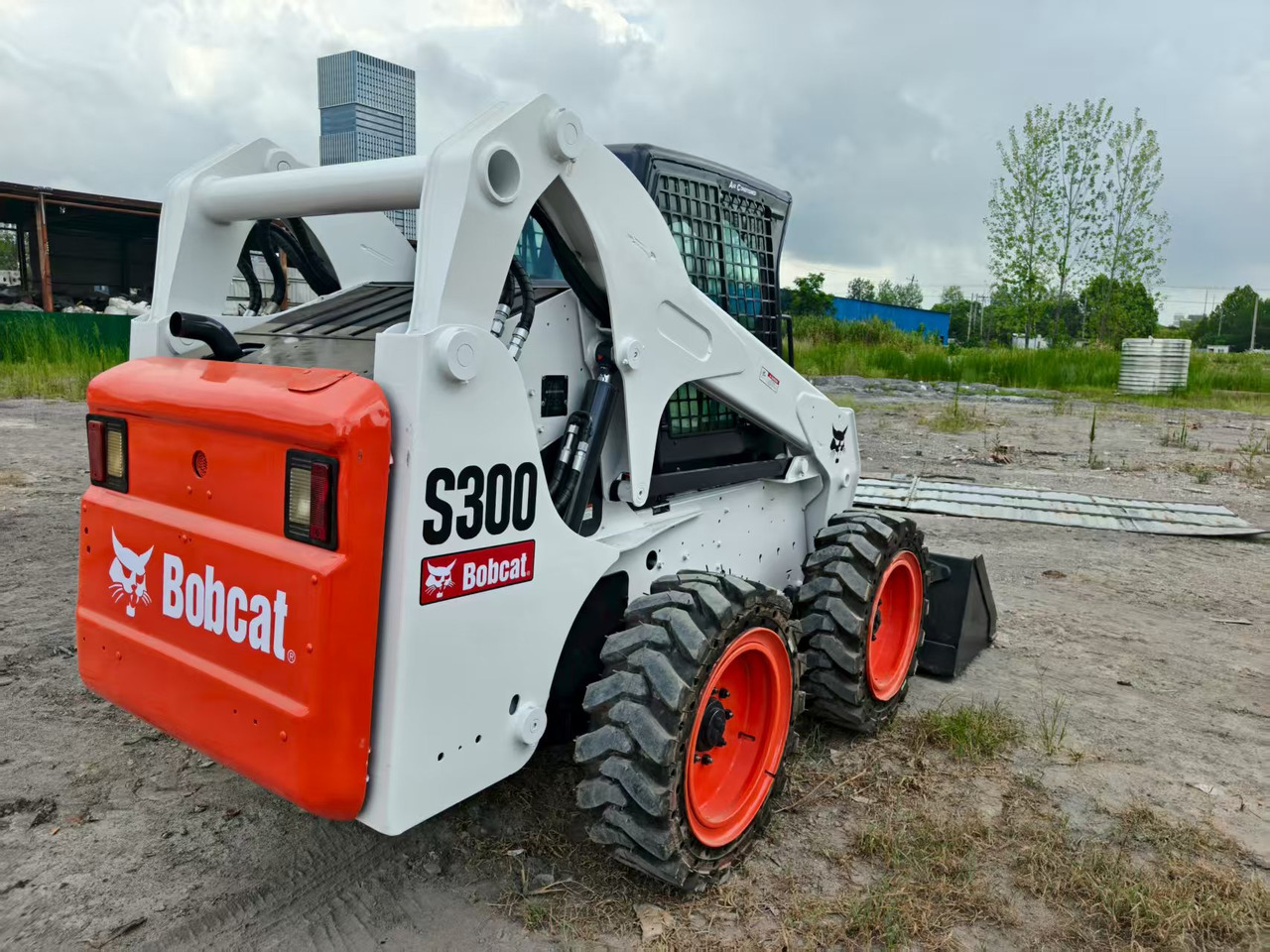 BOBCAT skid steer loader S300 Mining/Agriculture/Urban Construction - Компактен натоварувач: слика 4 BOBCAT skid steer loader S300 Mining/Agriculture/Urban Construction - Компактен натоварувач: слика 4