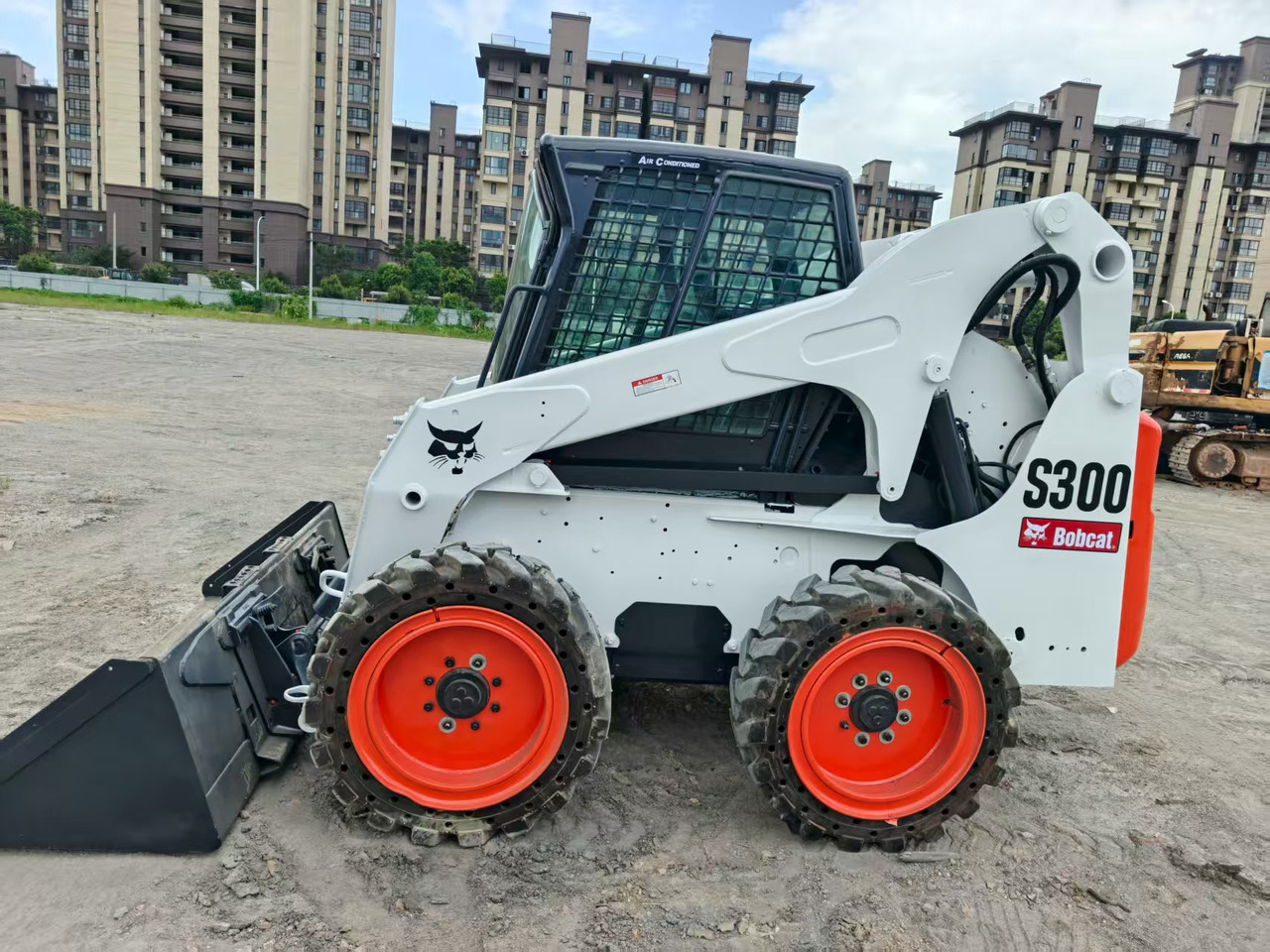 BOBCAT skid steer loader S300 Mining/Agriculture/Urban Construction - Компактен натоварувач: слика 1 BOBCAT skid steer loader S300 Mining/Agriculture/Urban Construction - Компактен натоварувач: слика 1