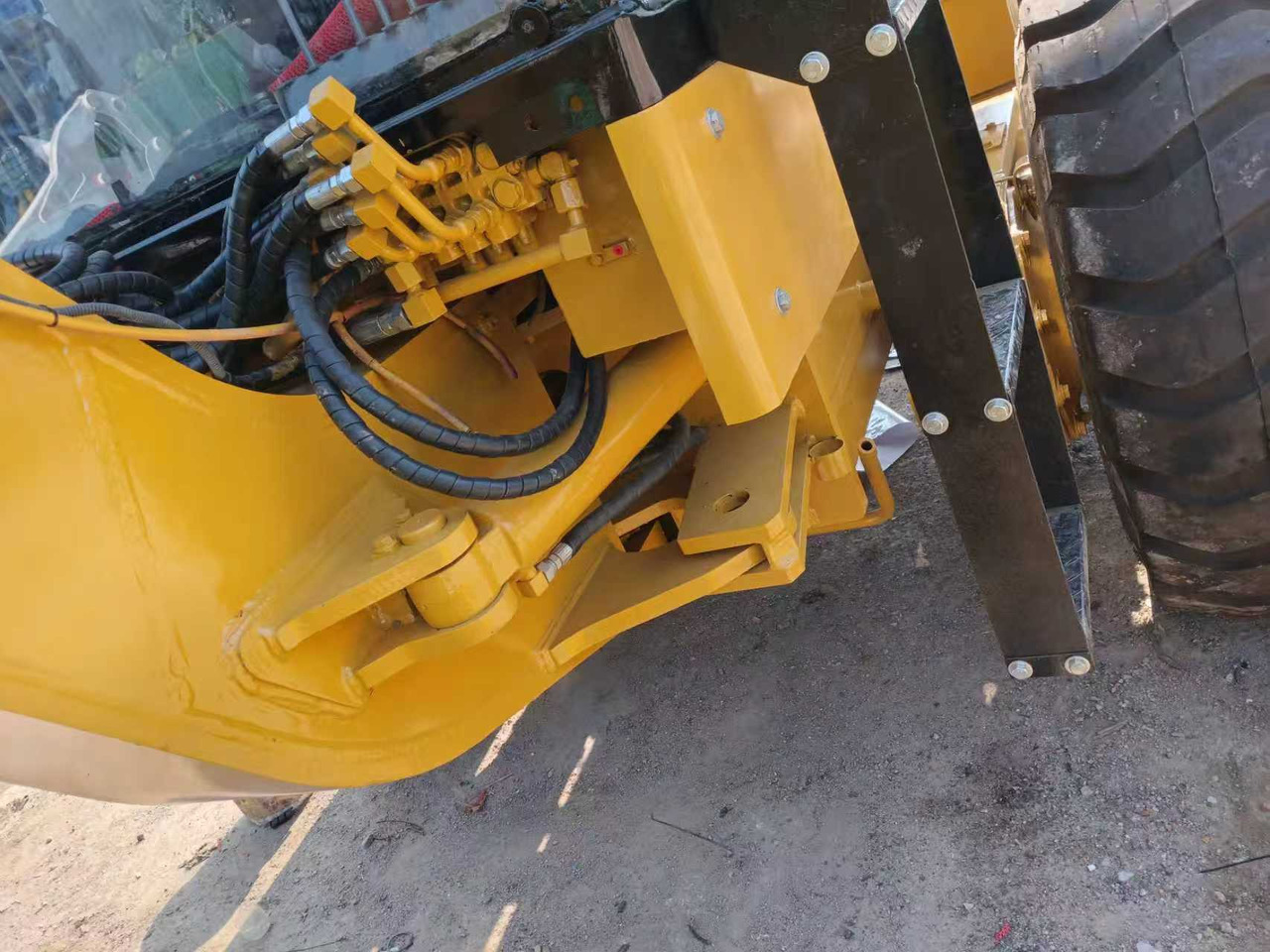 CATERPILLAR 140K used motor grader low price - Порамнувач: слика 5 CATERPILLAR 140K used motor grader low price - Порамнувач: слика 5