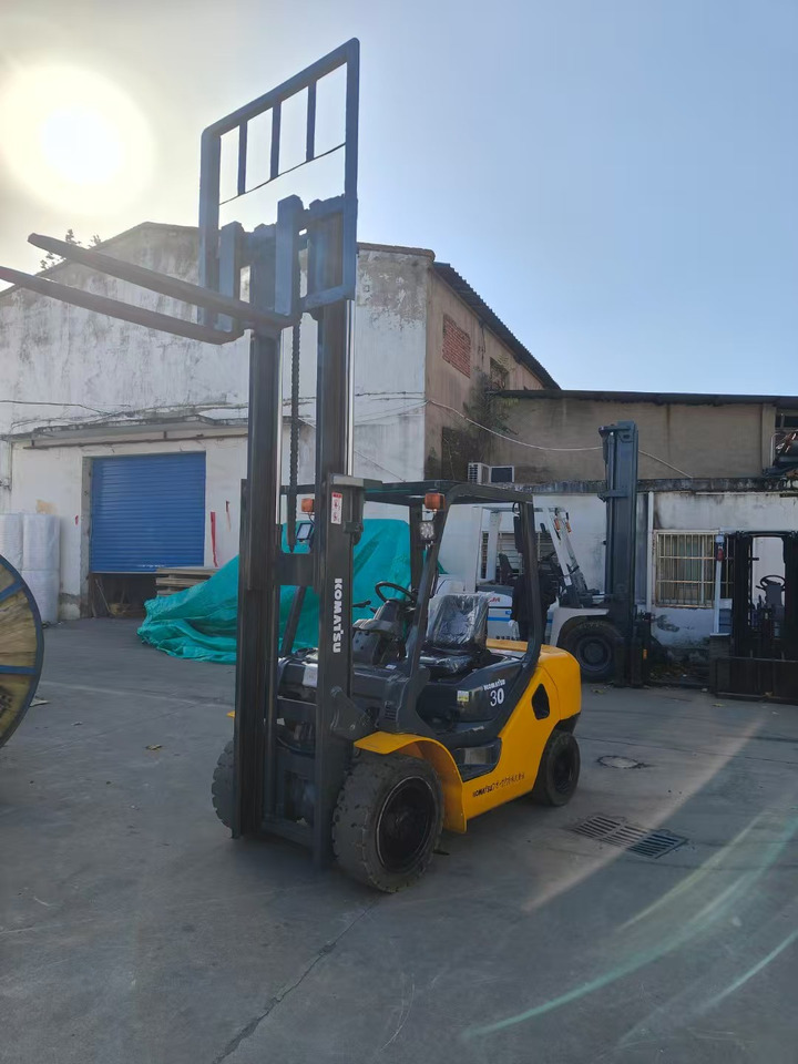 KOMATSU FD30T japan brand used 3 ton forklift Komatsu diesel forklift - Дизел вилушкар: слика 2 KOMATSU FD30T japan brand used 3 ton forklift Komatsu diesel forklift - Дизел вилушкар: слика 2