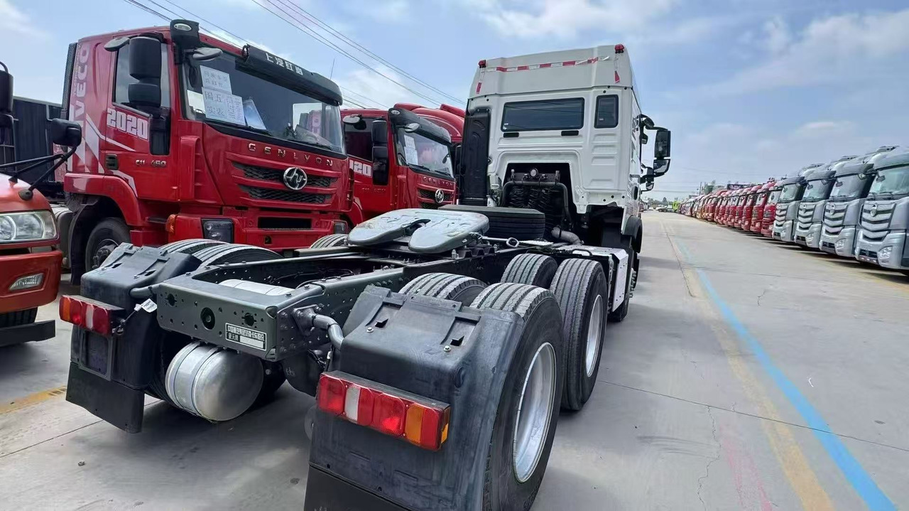 SINOTRUK howo 371,430 ,460 tractor multiple models used and stock new tractors Customizable - Камион влекач: слика 5 SINOTRUK howo 371,430 ,460 tractor multiple models used and stock new tractors Customizable - Камион влекач: слика 5