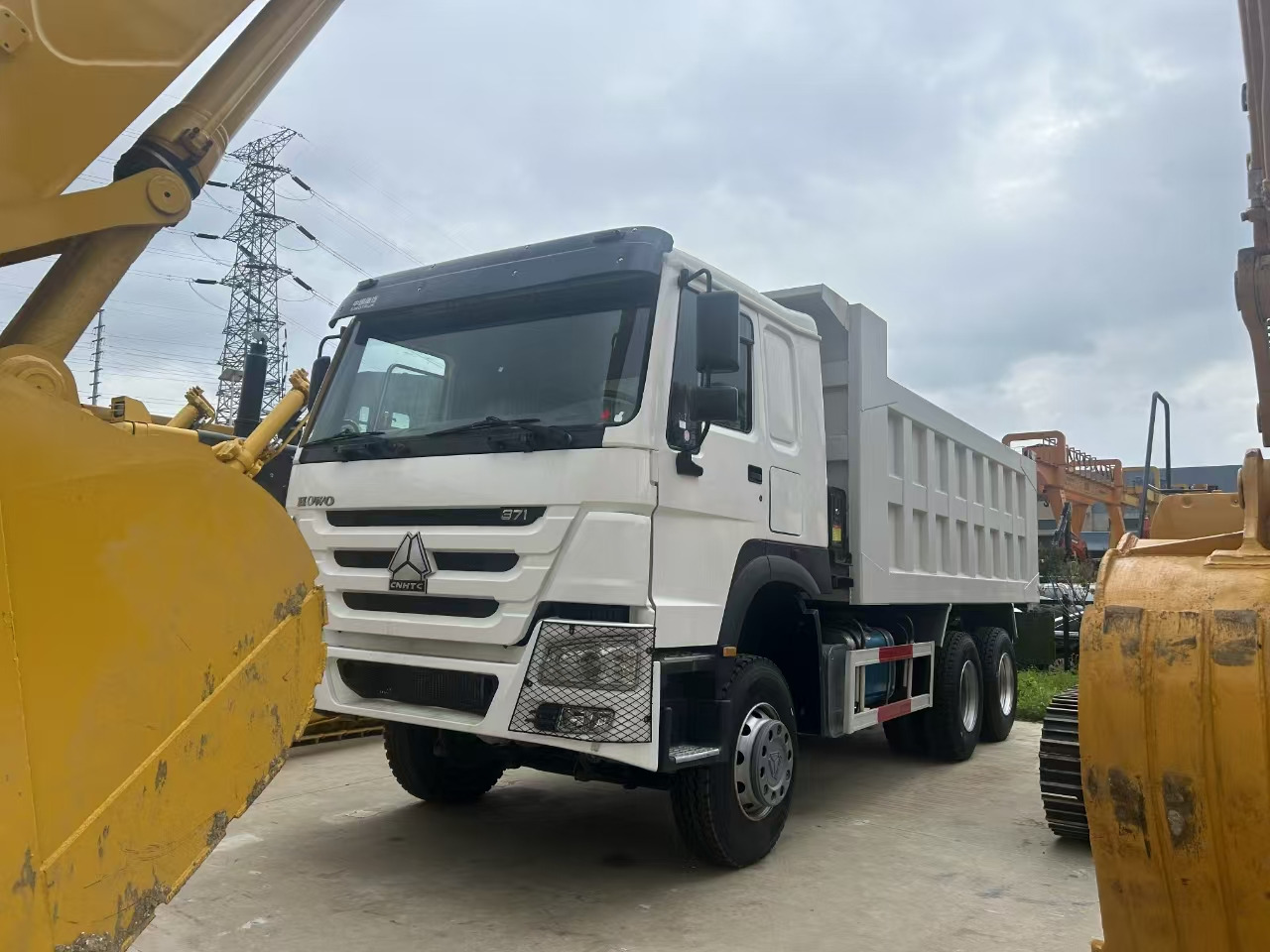 SINOTRUK howo 371 6x4 dump truck - Истоварувач: слика 4 SINOTRUK howo 371 6x4 dump truck - Истоварувач: слика 4