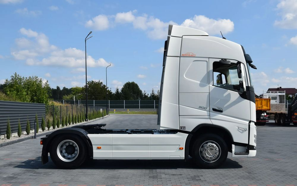 Volvo FH500 / EURO 6 / NOWY MODEL / KLIMATYZACJA POSTOJOWA / ACC / LEDY / 2 ZBIORNIKI PALIWA / FULL SPILERY / 2022 / SERWISOWANY / SPROWADZONY - Камион влекач: слика 4 Volvo FH500 / EURO 6 / NOWY MODEL / KLIMATYZACJA POSTOJOWA / ACC / LEDY / 2 ZBIORNIKI PALIWA / FULL SPILERY / 2022 / SERWISOWANY / SPROWADZONY - Камион влекач: слика 4