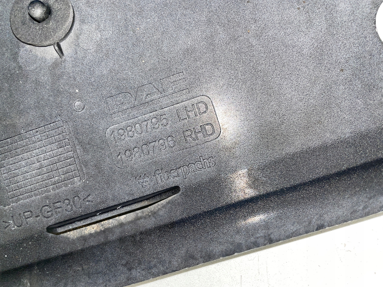 PODSZYBIE OSŁONA MASKOWNICA DAF CF 1980795 - Ветробранско стакло за Камион: слика 5 PODSZYBIE OSŁONA MASKOWNICA DAF CF 1980795 - Ветробранско стакло за Камион: слика 5