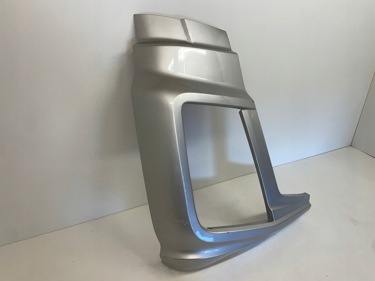 PRAWA OSŁONA OKULAR ZDERZAK FORD F-MAX JC46-17E950-A - Браник за Камион: слика 2 PRAWA OSŁONA OKULAR ZDERZAK FORD F-MAX JC46-17E950-A - Браник за Камион: слика 2