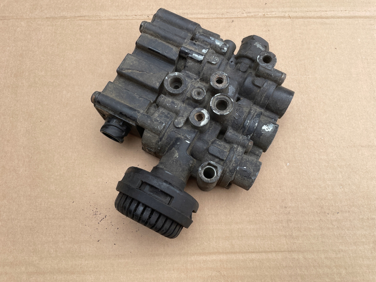 ZAWÓR PODUSZEK ECAS MAN TGA TGX TGS 4729000550 - Воздушна суспензија за Камион: слика 1 ZAWÓR PODUSZEK ECAS MAN TGA TGX TGS 4729000550 - Воздушна суспензија за Камион: слика 1