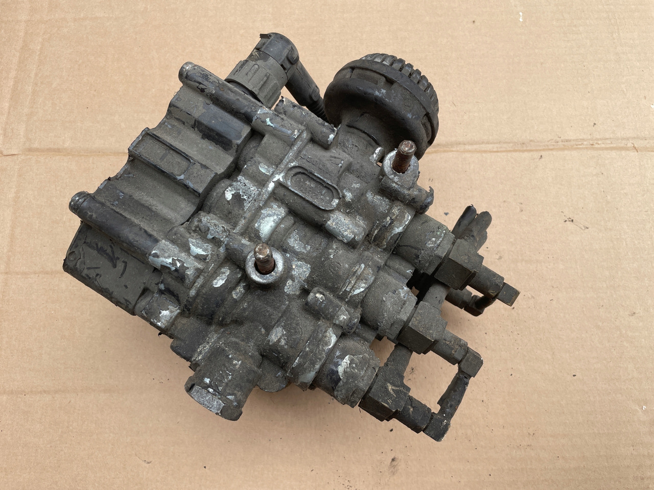 ZAWÓR PODUSZEK ECAS MAN TGA TGX TGS 4729000570 - Воздушна суспензија за Камион: слика 1 ZAWÓR PODUSZEK ECAS MAN TGA TGX TGS 4729000570 - Воздушна суспензија за Камион: слика 1