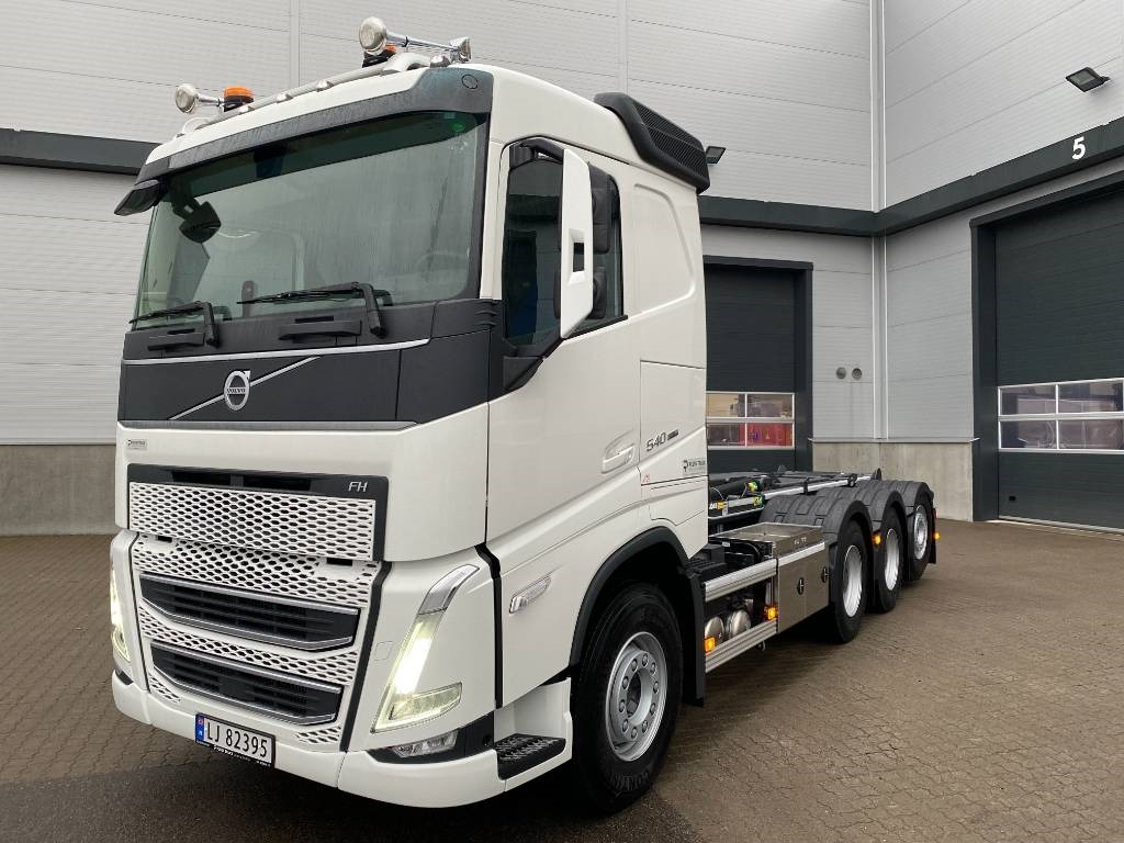 Volvo FH540 Tridem  - Камион со кука за подигање: слика 1 Volvo FH540 Tridem  - Камион со кука за подигање: слика 1