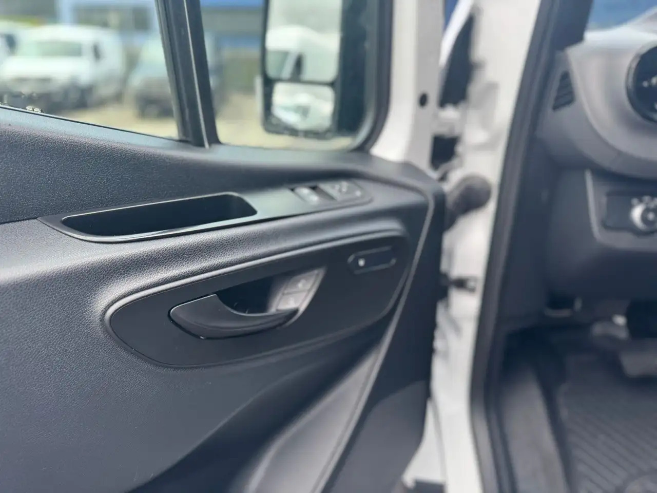 Mercedes-Benz Sprinter 317 CDI Maxi Lang LED MBUX Klima - Товарно комбе: слика 3 Mercedes-Benz Sprinter 317 CDI Maxi Lang LED MBUX Klima - Товарно комбе: слика 3