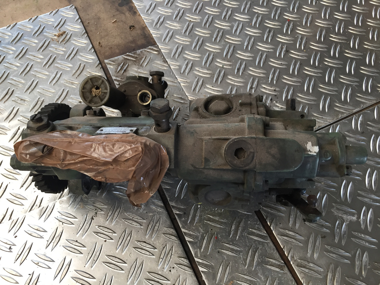 Gebrauchte Einspritzpumpe DB OM 314, Bosch - Nr. : 0 400 844 047 - Пумпа за гориво за Камион: слика 2 Gebrauchte Einspritzpumpe DB OM 314, Bosch - Nr. : 0 400 844 047 - Пумпа за гориво за Камион: слика 2