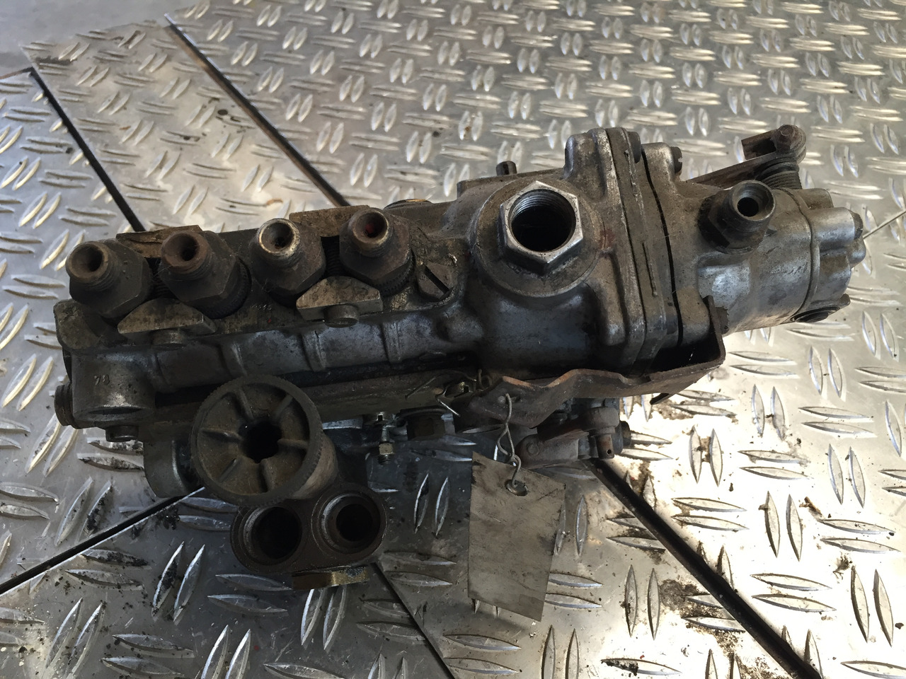 Gebrauchte Einspritzpumpe DB OM 616, Bosch - Nr. : 0 400 114 079 - Пумпа за гориво за Камион: слика 2 Gebrauchte Einspritzpumpe DB OM 616, Bosch - Nr. : 0 400 114 079 - Пумпа за гориво за Камион: слика 2