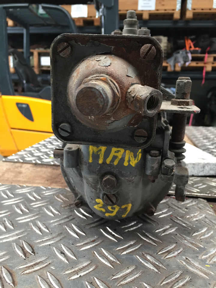 Gebrauchte Einspritzpumpe MAN 291, 6 Zylinder, Bosch - Nr. : PES 6P120 A720LS388 - Пумпа за гориво за Камион: слика 1 Gebrauchte Einspritzpumpe MAN 291, 6 Zylinder, Bosch - Nr. : PES 6P120 A720LS388 - Пумпа за гориво за Камион: слика 1